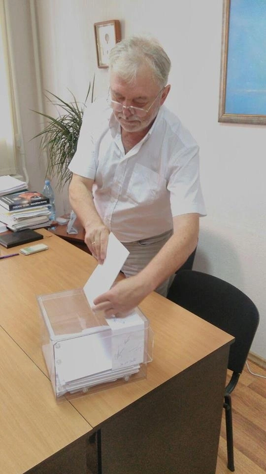 Свої бюлетені в урну поклали останні члени Поважної Ради